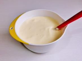 最后将可可蛋黄糊倒入蛋白霜的容器中，翻拌均匀。