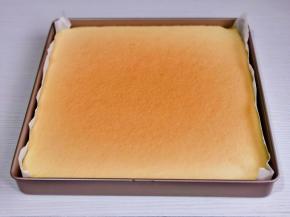 出炉后散热1分钟，再倒扣油纸上晾至余温，切掉四边。