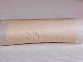 借助擀面杖卷起来，放入冰箱冷藏30分钟。