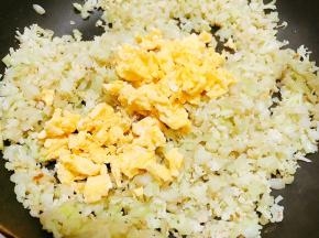 加入鸡蛋碎炒匀