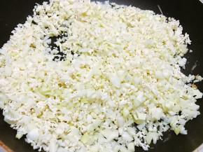 锅里不用放油倒入花菜碎