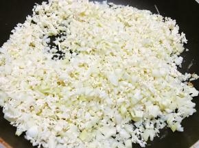 锅里不用放油倒入花菜碎