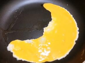 锅里加入少许橄榄油，油温升高后倒入蛋液划散