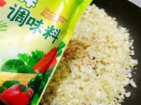 翻炒至熟后加入盐和蔬之鲜翻炒均匀
