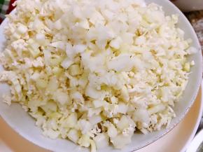 花菜漂洗干净后沥干水，用刀切碎也可以用料理机打碎