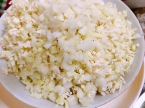 花菜漂洗干净后沥干水，用刀切碎也可以用料理机打碎