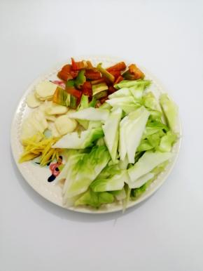 把各种食材都洗干净儿菜，青椒蒜切成片，姜切成丝备用
