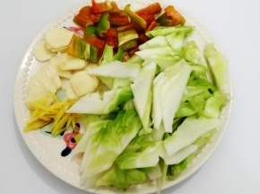 把各种食材都洗干净儿菜，青椒蒜切成片，姜切成丝备用