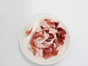 五花肉切成片
