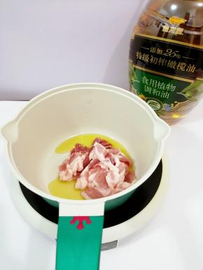 锅里加入适量的油烧到七成热时，把五花肉放入锅中，煸炒到肉变色