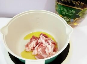 锅里加入适量的油烧到七成热时，把五花肉放入锅中，煸炒到肉变色