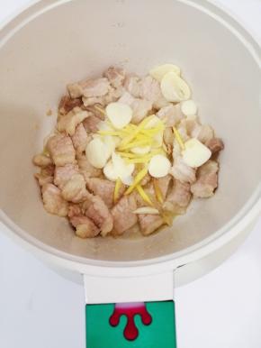 然后加入姜蒜炒出香味