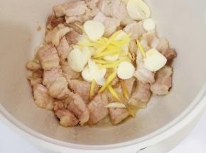 然后加入姜蒜炒出香味