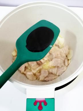 加入生抽翻炒片刻