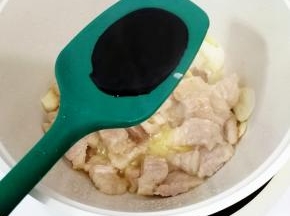 加入生抽翻炒片刻