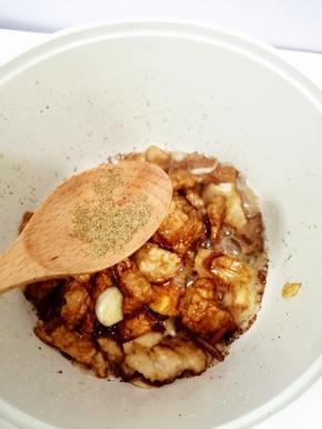 加入黑胡椒粉炒均匀