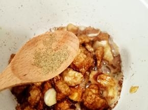 加入黑胡椒粉炒均匀