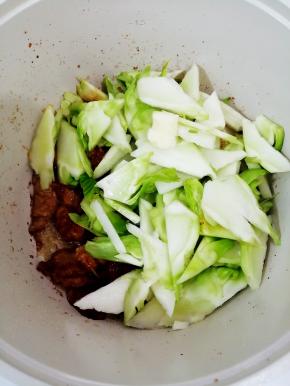 把儿菜倒入锅中炒约一分钟