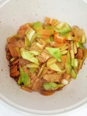 后把青椒放入炒几下