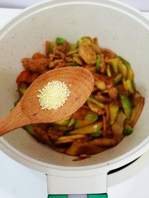 加入鸡精炒均匀即可，关火出锅