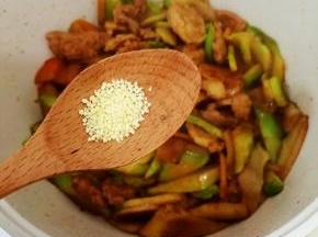 加入鸡精炒均匀即可，关火出锅