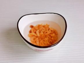 虾米冷水冲洗，加入料酒，水泡15分钟。