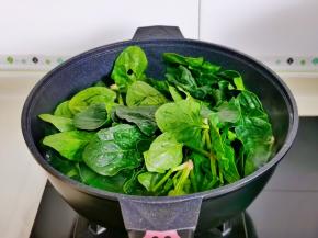 锅中加水，盐烧开，下菠菜焯水40秒，捞出过冷水。