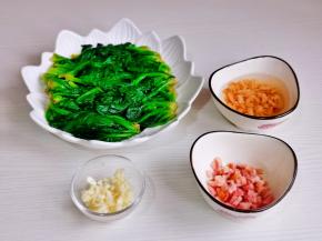 大蒜去皮切碎，培根切丁。