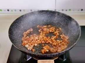 加入1勺酱油小火翻炒。