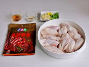 准备食材，鸡翅泡冷水。