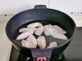 鸡翅冷水下锅，加入盐，大火烧开煮2分钟捞出，用温水冲洗干净。