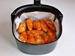 空气炸锅垫上油纸，摆上鸡翅，上面包上一张锡纸，180度15分钟。