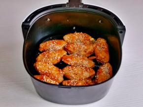 15分钟去掉锡纸与油纸，将鸡翅摆在烤网上，撒上孜然，白芝麻，160度烤10分钟即可。