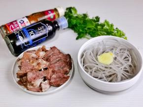 准备食材，酱牛肉切片，红薯粉提前泡软。