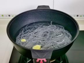 锅中加水，姜片，红薯粉烧开。