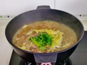 加入切好的香菜，借助余温烫熟即可。