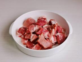 梅花肉洗净泡冷水，将血水泡出再切小块。