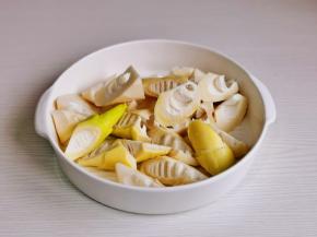 春笋去皮切菱形块。