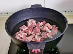 梅花肉冷水下锅烧开撇出泡沫，煮2分钟捞出用温水冲洗干净。