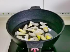 春笋焯水，冷水下锅烧开煮2分钟捞出。