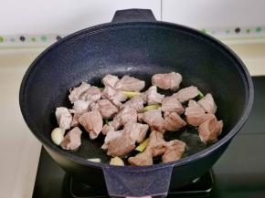 起油锅，加入葱姜蒜辣炒煸炒出香味，加入梅花肉翻炒。