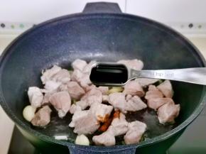 加入红烧酱油。