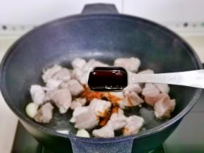 加入蚝油，小火翻炒。