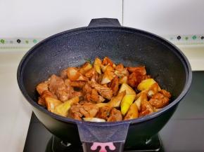 小火翻炒1分钟。