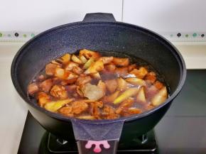 加入纯净水，大火烧开转小火炖20分钟左右。