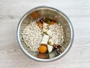 香蕉去皮切成片，加入鸡蛋和即食燕麦片