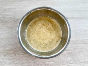 先把香蕉用叉子压成泥，再把所有食材混合成糊状