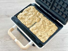早餐机装好华夫饼盘，刷一层油，预热30秒，舀入香蕉燕麦糊