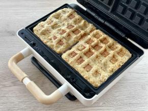 盖好早餐机，加热3～5分钟，华夫饼就做好了。