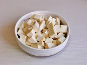 北豆腐洗净切小块。